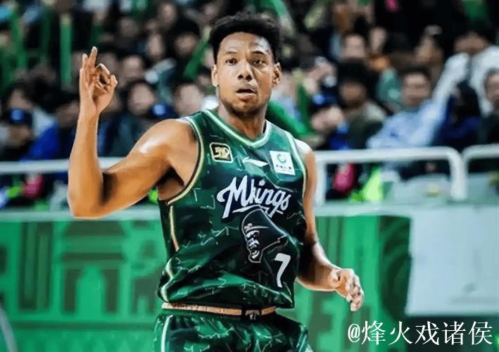 祝铭震：从小角色到CBA顶薪球员，入选国家队，携高颜值女友共展精彩人生